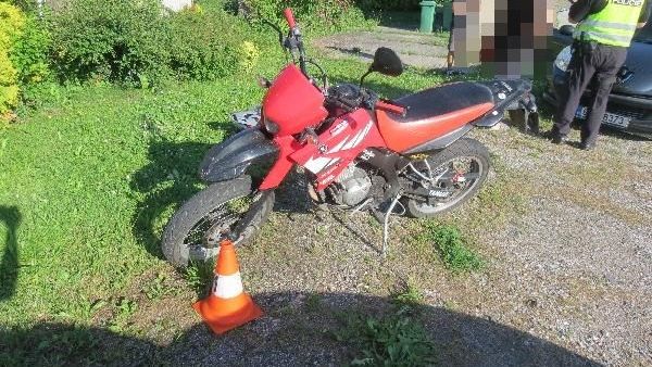 Opilý muž zavinil na motorce s malými dětmi nehodu. Nikdo z nich neměl helmu